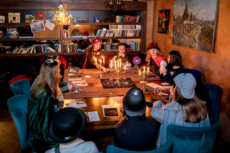 Дети разгадывают загадки в семейном квесте Хэллоуина в Миколаєві